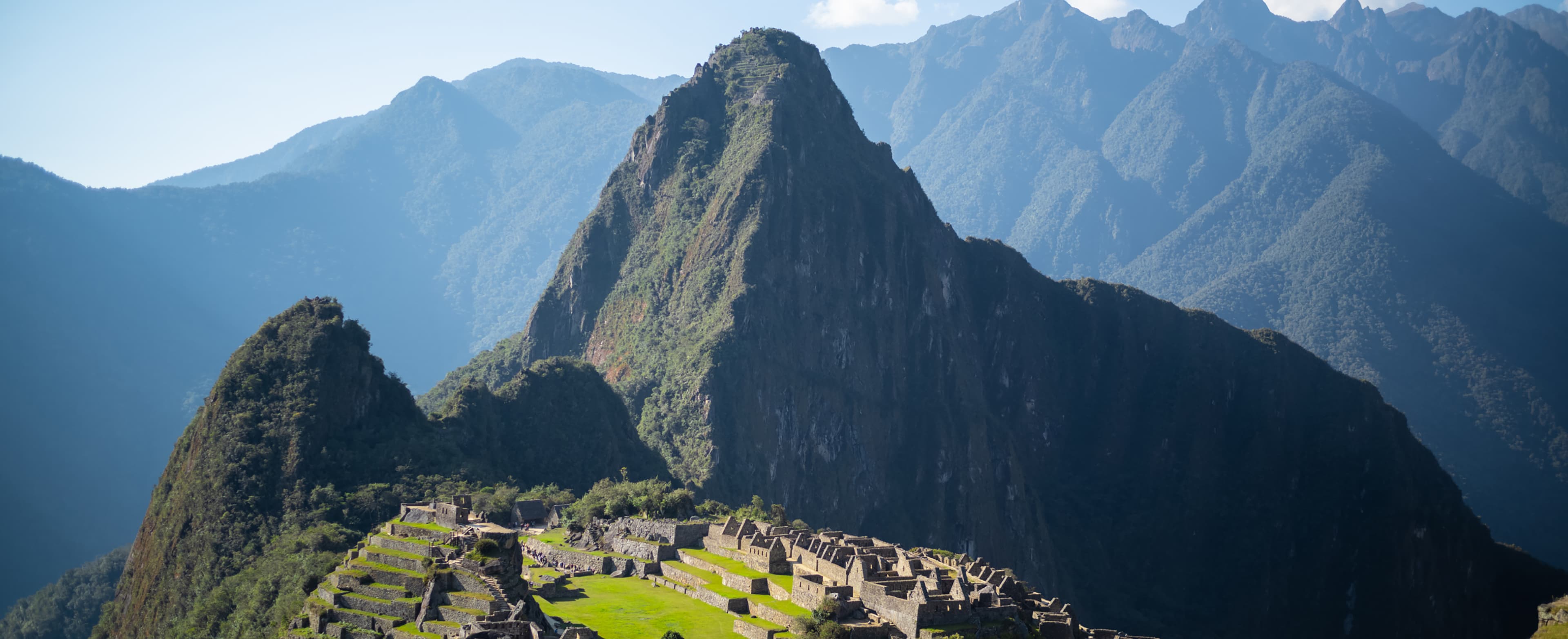 Experience the best of Peru. 나의 페루 이야기. EP.2 인생 뷰 맛집. 쿠스코의 마추픽추. 파라카스 국립 공원. 쿠스코의 화이포 호수. 이카의 와카치나 마을. 쿠스코 마라스 염전. 리마 바랑코의 탄식의 다리. 쿠스코 아르마스 광장. 쿠스코 직물 짜기 체험. 리마의 전경. 쿠스코 모라이 유적 근처 들판을 걷는 인플루언서 넷, 파라카스 국립공원을 걷는다, 이카의 와차키나 마을, 파카라스 국립공원, 쿠스코 아르마스 광장과 그 야경, 올란타이탐보, 모라이 유적, 마라스 염전, 아만타니 섬에서 전통춤을 춘다, 우로스 섬의 전경.